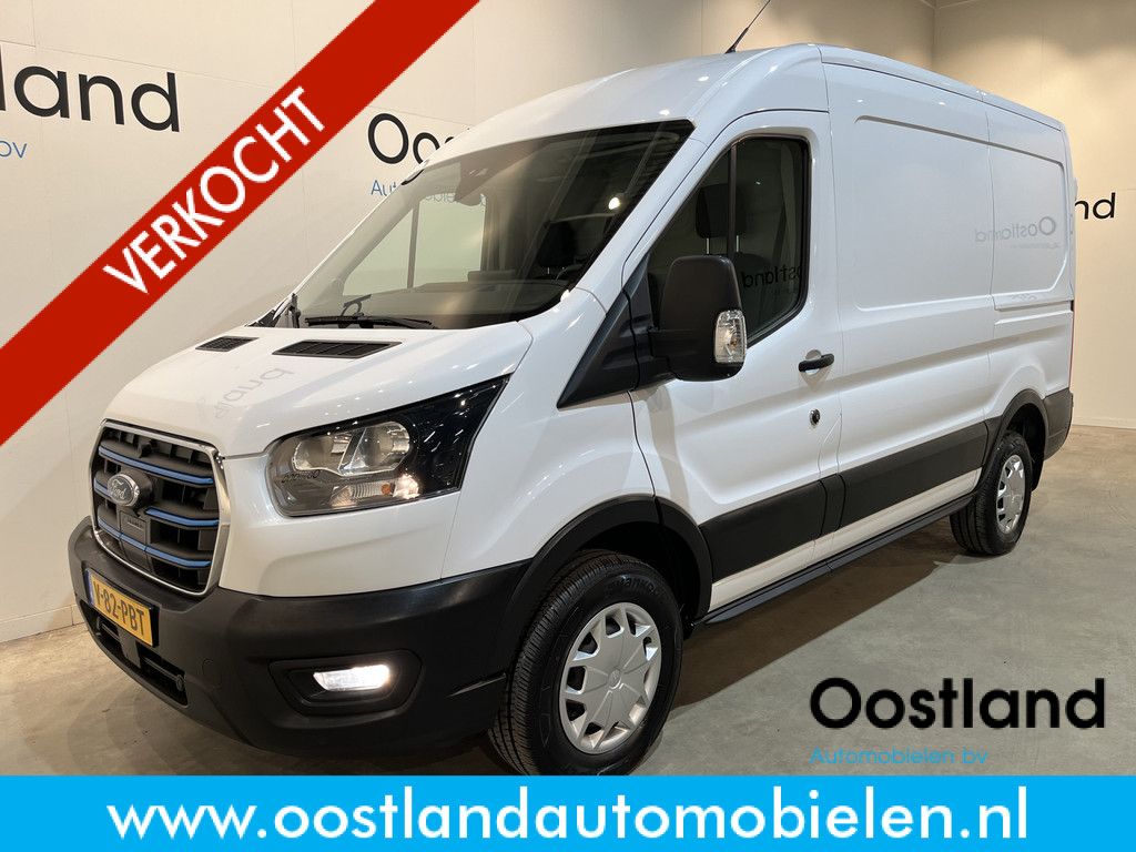 Ford E-Transit 390 (3500 kg) L2H2 Trend 68 kWh / 100% Elektrisch !! / Airco / Cruise Control / CarPlay / Camera / Navigatie / 3-Zits / 1.300 KM !!