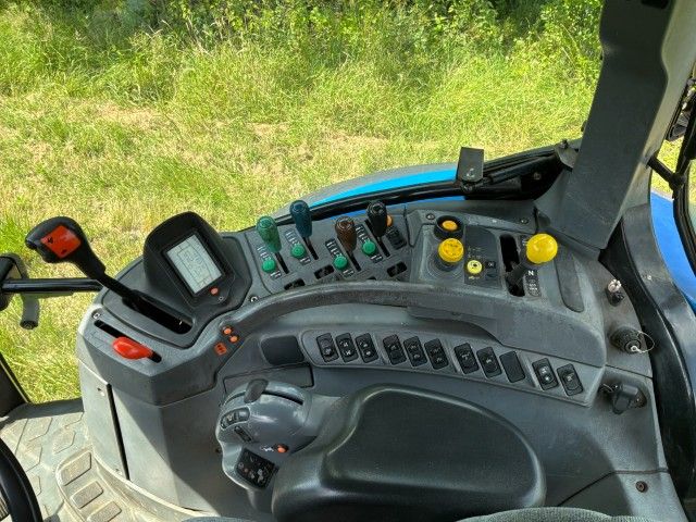 2005 New Holland TS135A-SA-4WD Ackerschlepper