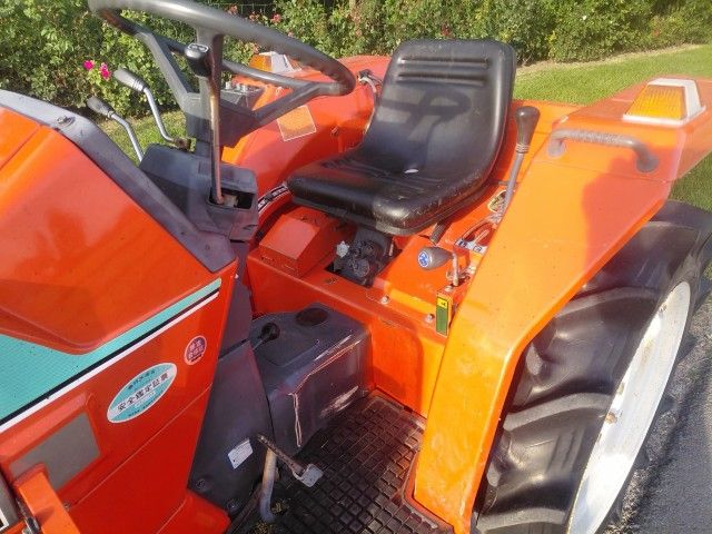 Kubota Sunshine L1-185 Minitraktor mit Allradantrieb