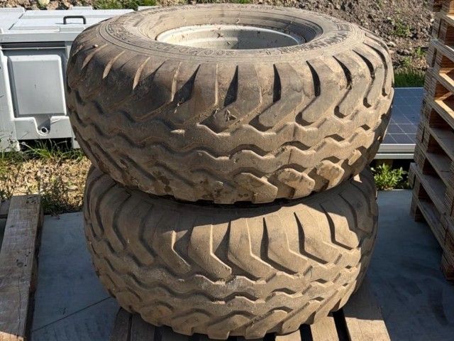 Vredestein Flotation+ 20.0/70-508 tire on rim (2)