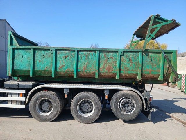 Waste container with hydraulic tailgate