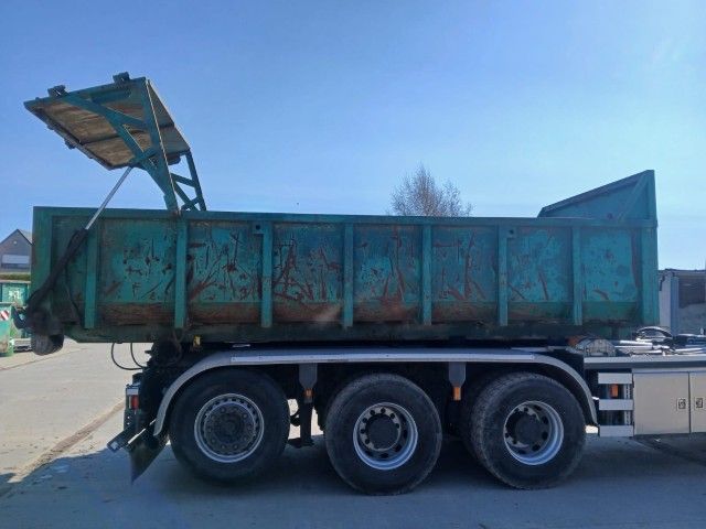 Waste container with hydraulic tailgate