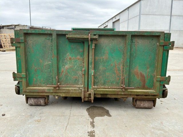 Waste container with hydraulic tailgate