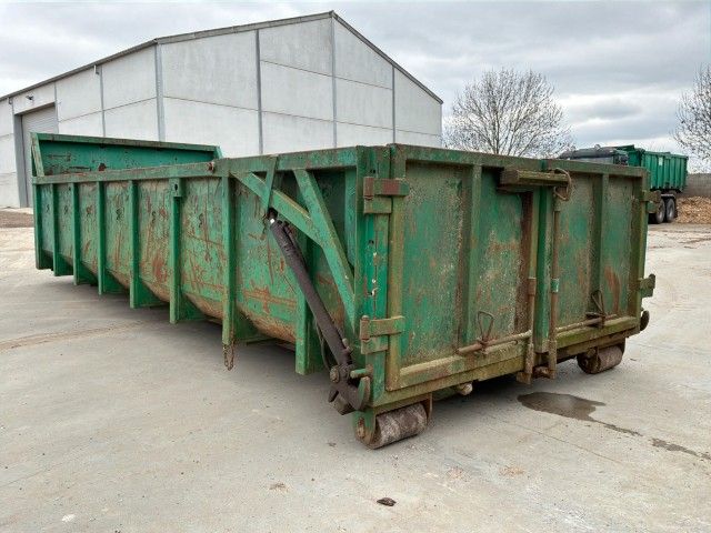 Waste container with hydraulic tailgate
