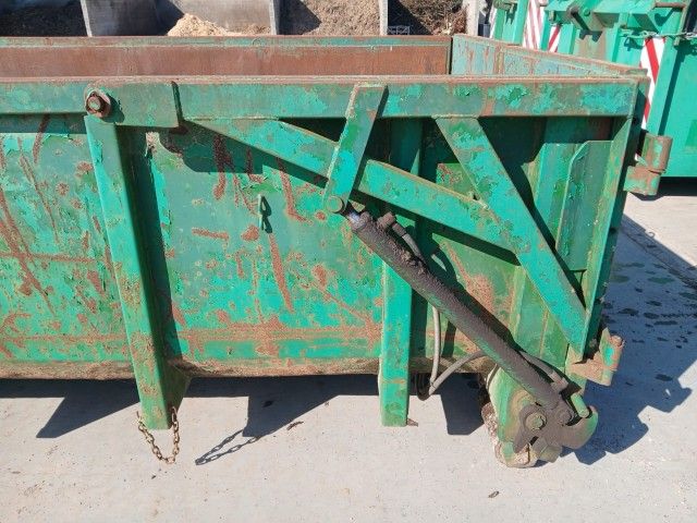 Waste container with hydraulic tailgate