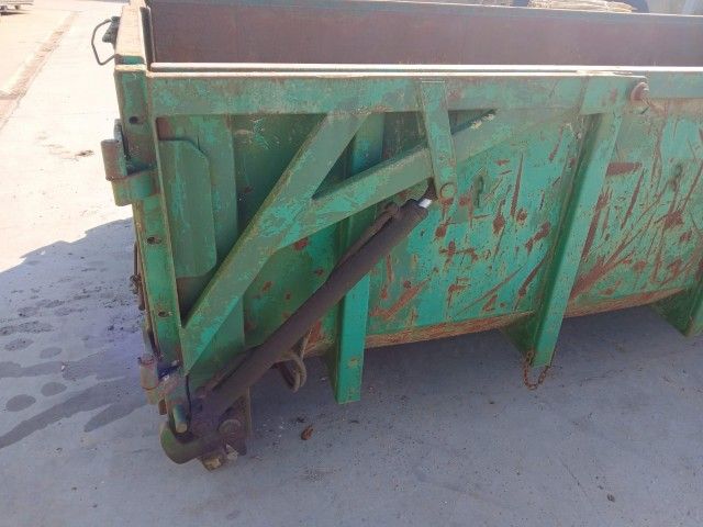 Waste container with hydraulic tailgate