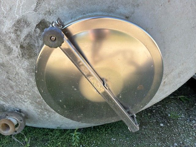 Vertical storage tank