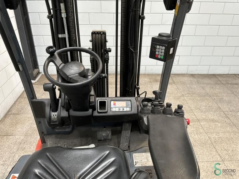 Forklifts Electric Toyota 8 FBET 20 2014 Triplex