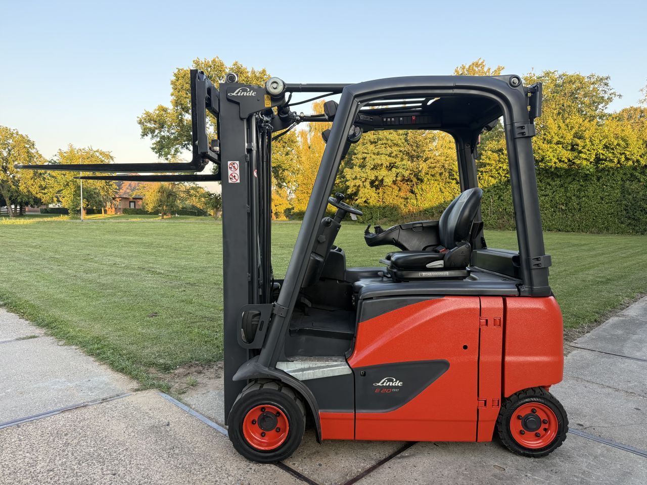 Linde 2 tonner elektrisch BJ2017 triplo 4.6M freelift Sideshift