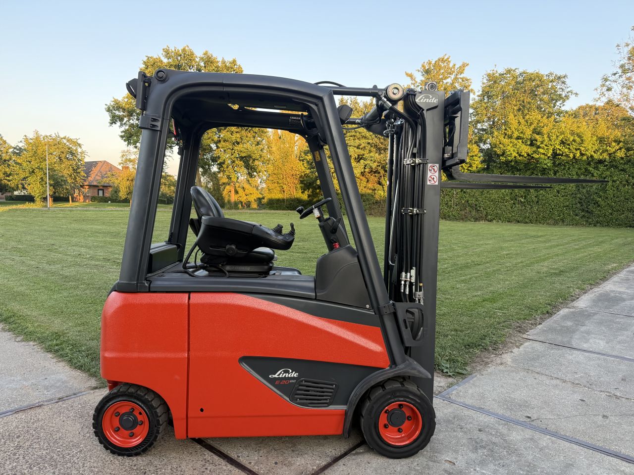 Linde 2 tonner elektrisch BJ2017 triplo 4.6M freelift Sideshift