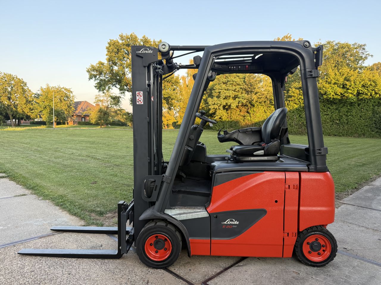 Linde 2 tonner elektrisch BJ2017 triplo 4.6M freelift Sideshift