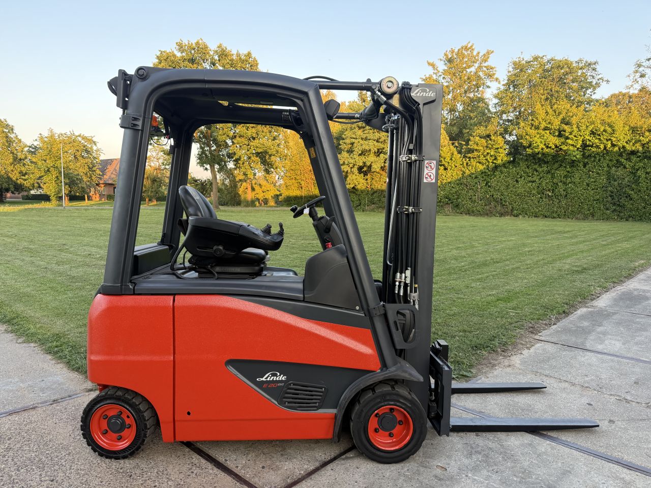 Linde 2 tonner elektrisch BJ2017 triplo 4.6M freelift Sideshift
