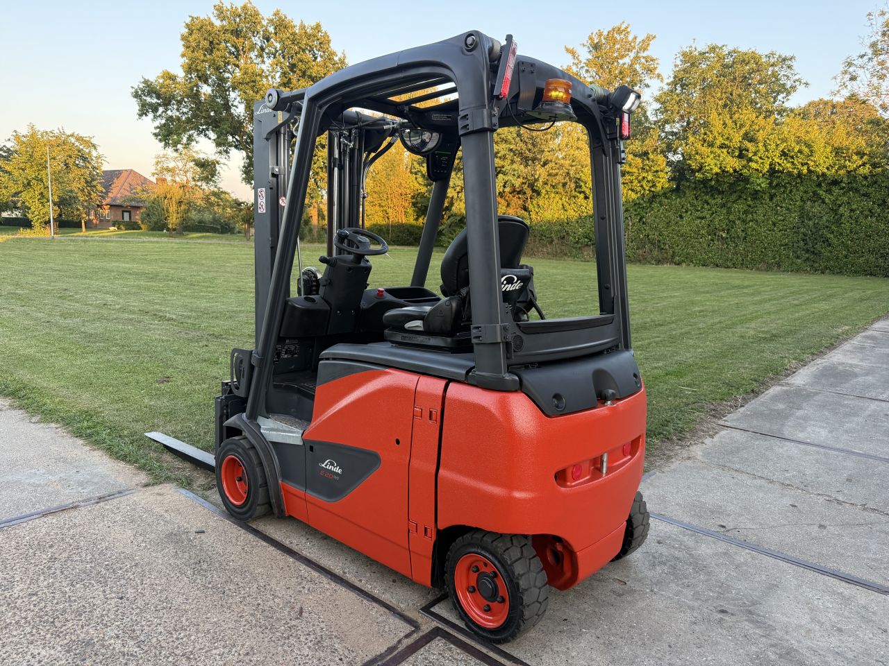 Linde 2 tonner elektrisch BJ2017 triplo 4.6M freelift Sideshift
