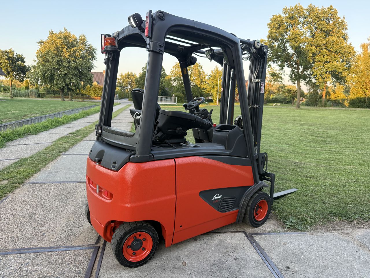 Linde 2 tonner elektrisch BJ2017 triplo 4.6M freelift Sideshift