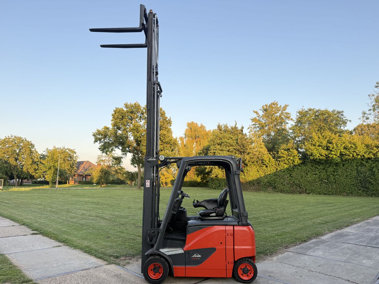 Linde 2 tonner elektrisch BJ2017 triplo 4.6M freelift Sideshift