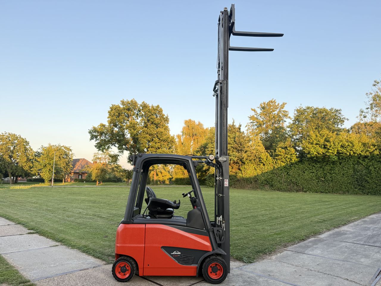 Linde 2 tonner elektrisch BJ2017 triplo 4.6M freelift Sideshift