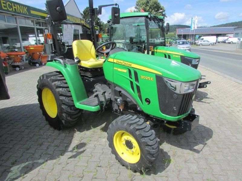John Deere 3025E