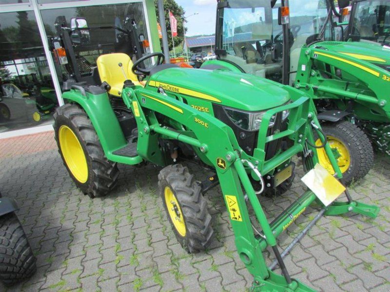 John Deere 3025E