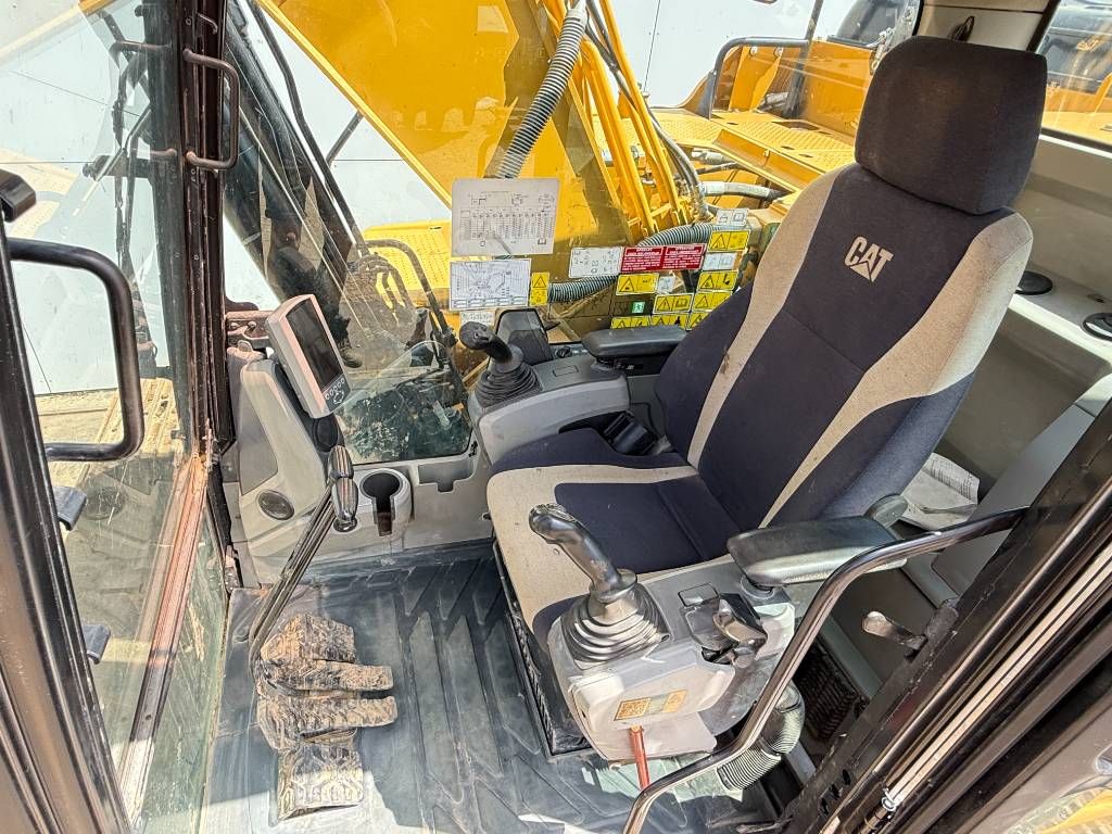 CAT 320FL - Hammer Lines / Automatic Greasing
