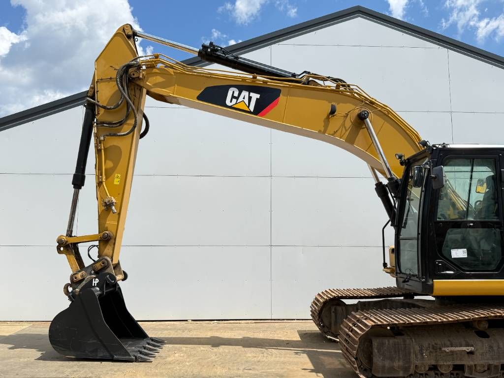 CAT 320FL - Hammer Lines / Automatic Greasing
