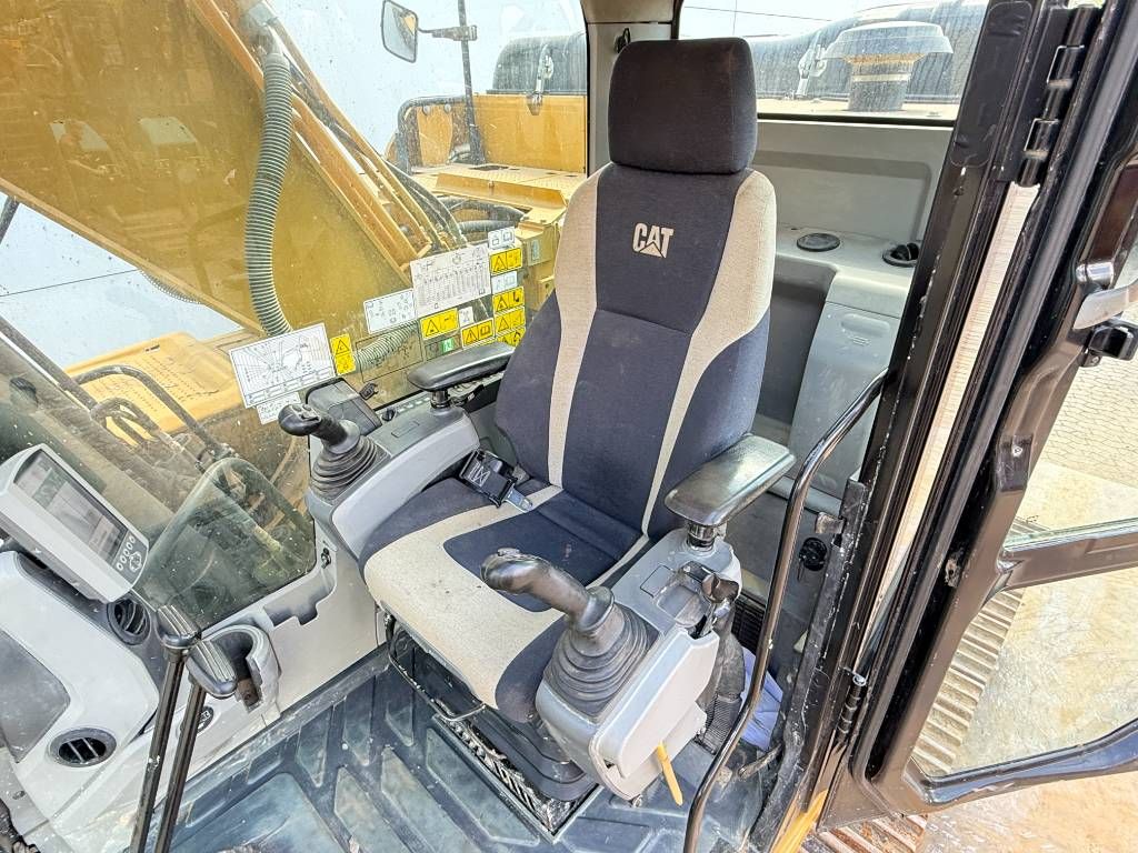 CAT 320FL - New Bucket / Hammer Lines / Camera