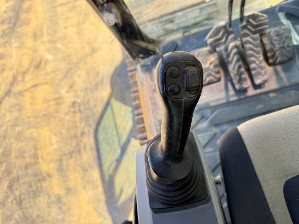 CAT 320FL - New Bucket / Hammer Lines / Camera