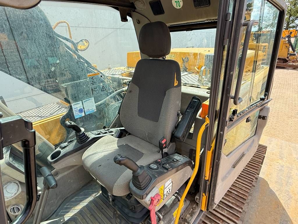 Volvo EC250DL - Hammer Lines / Automatic Greasing
