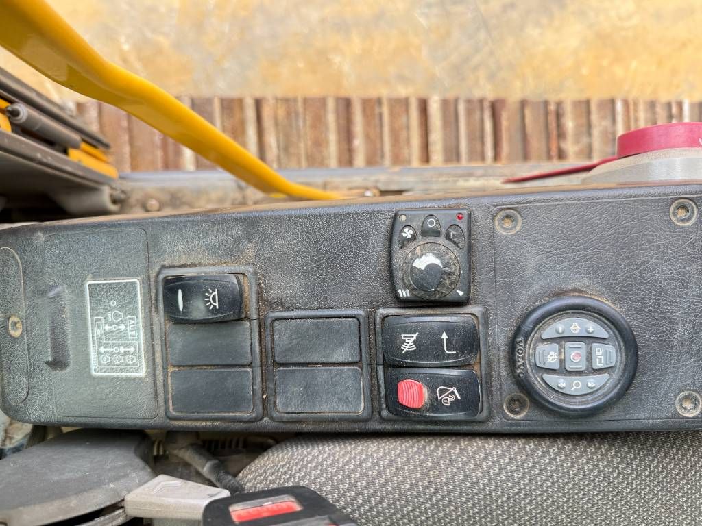 Volvo EC250DL - Hammer Lines / Automatic Greasing