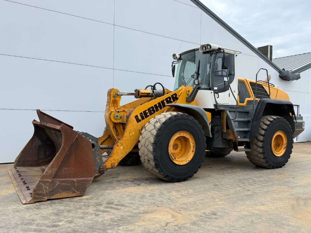 Liebherr L580 - Automatic Greasing / Heated Seat