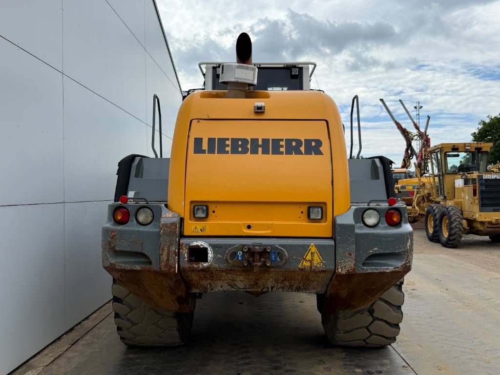 Liebherr L580 - Automatic Greasing / Heated Seat