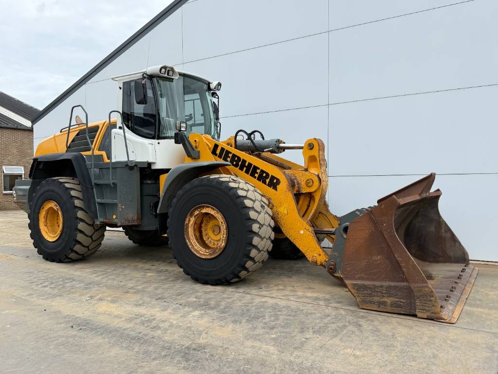 Liebherr L580 - Automatic Greasing / Heated Seat