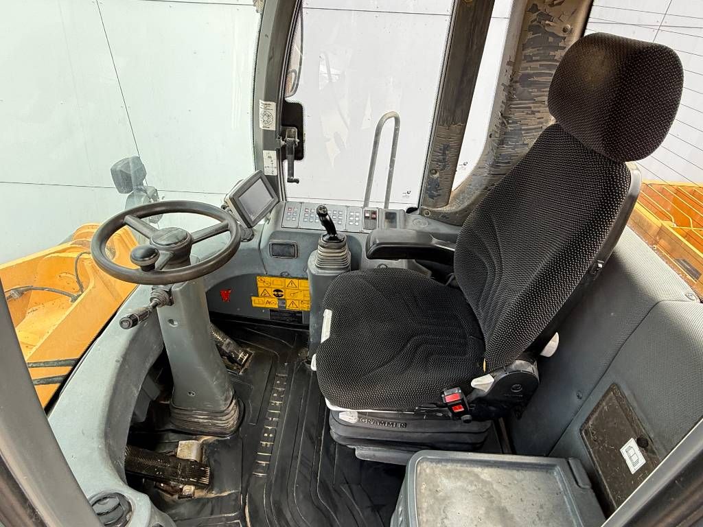Liebherr L580 - Automatic Greasing / Heated Seat