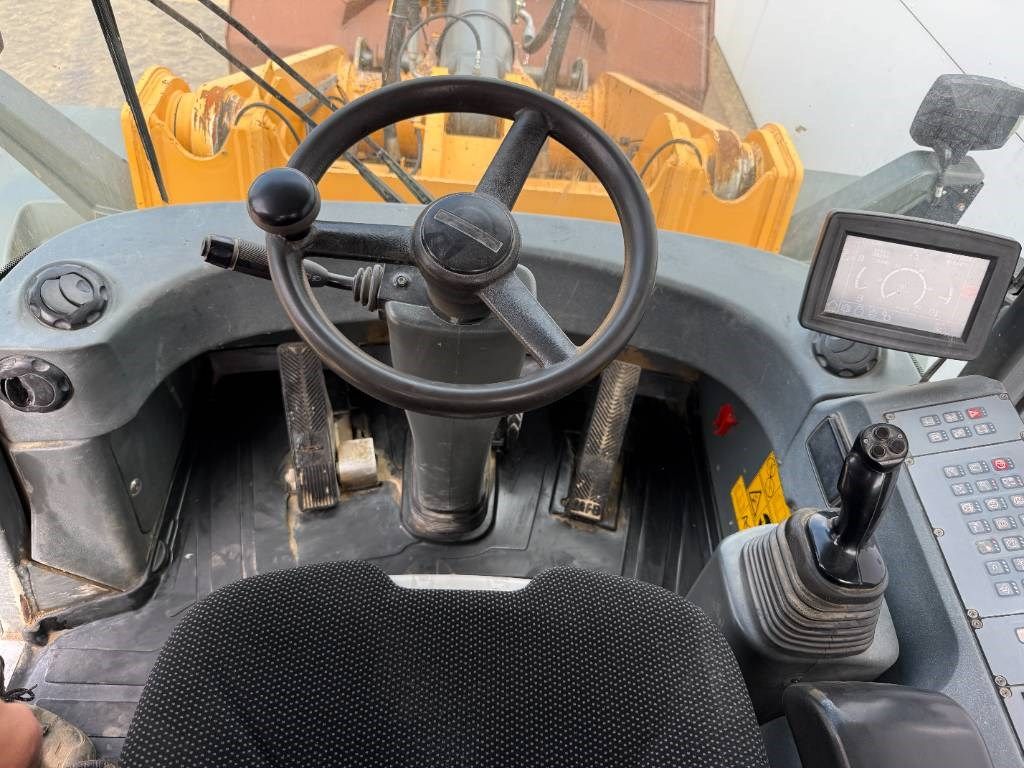 Liebherr L580 - Automatic Greasing / Heated Seat