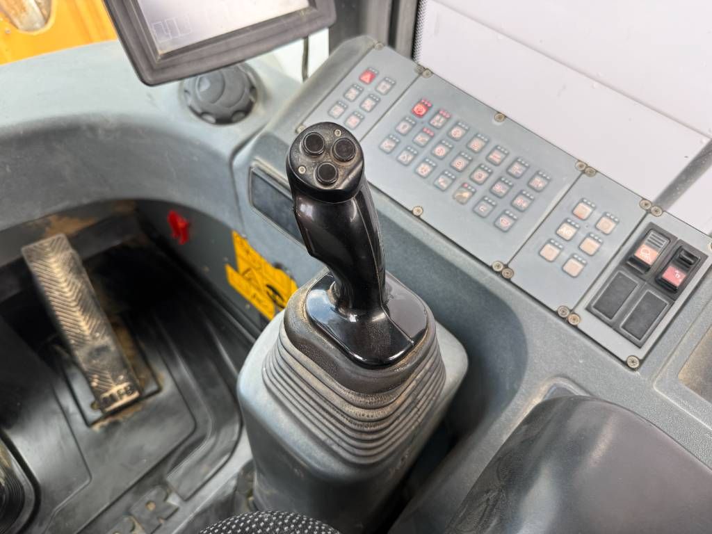 Liebherr L580 - Automatic Greasing / Heated Seat