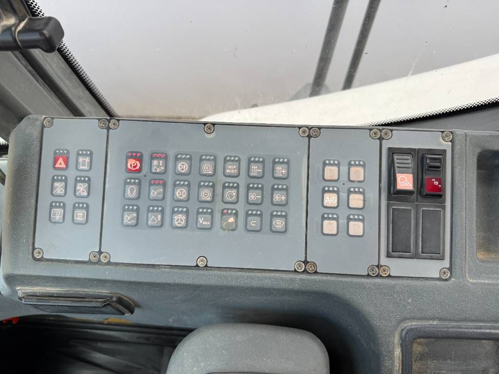 Liebherr L580 - Automatic Greasing / Heated Seat