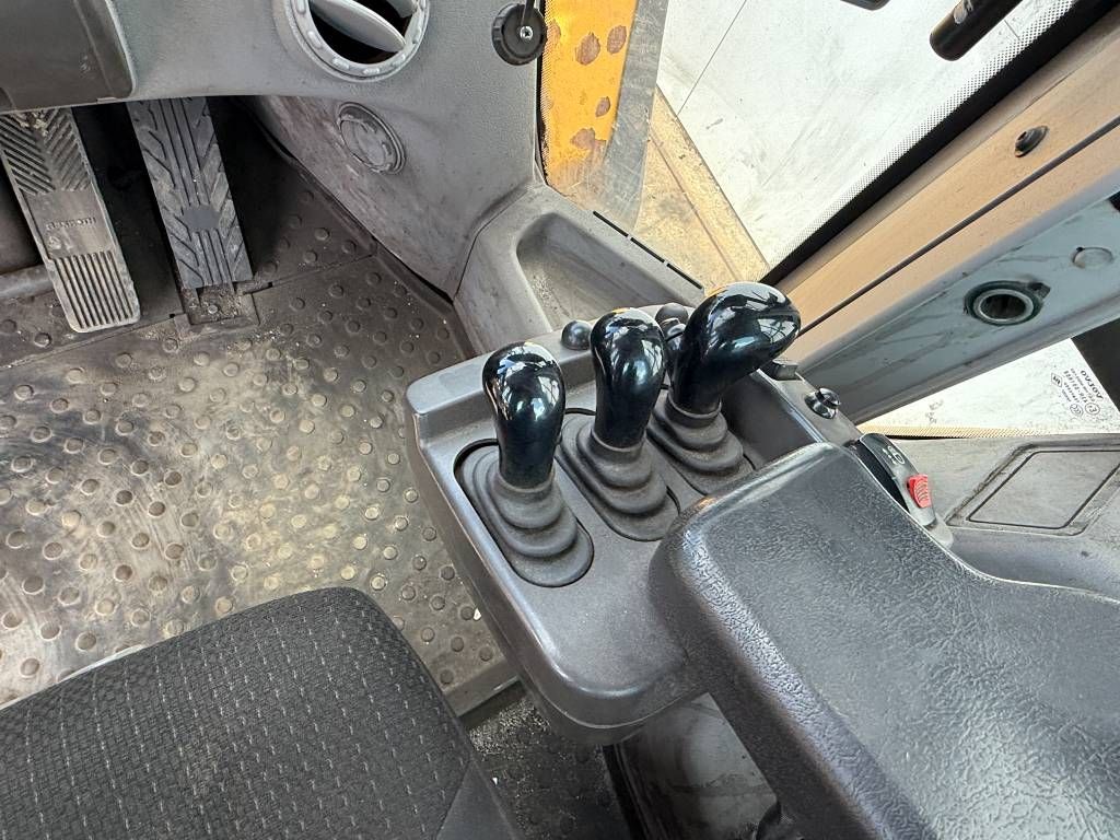 Volvo L220H - CDC Steering / Excellent Tyres