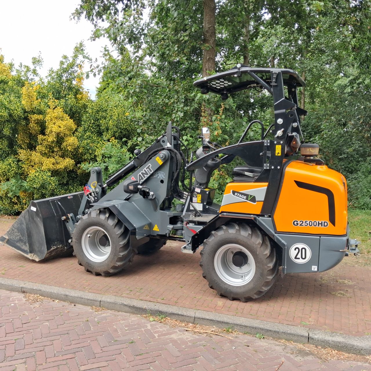 Giant G2500HD Minishovel.