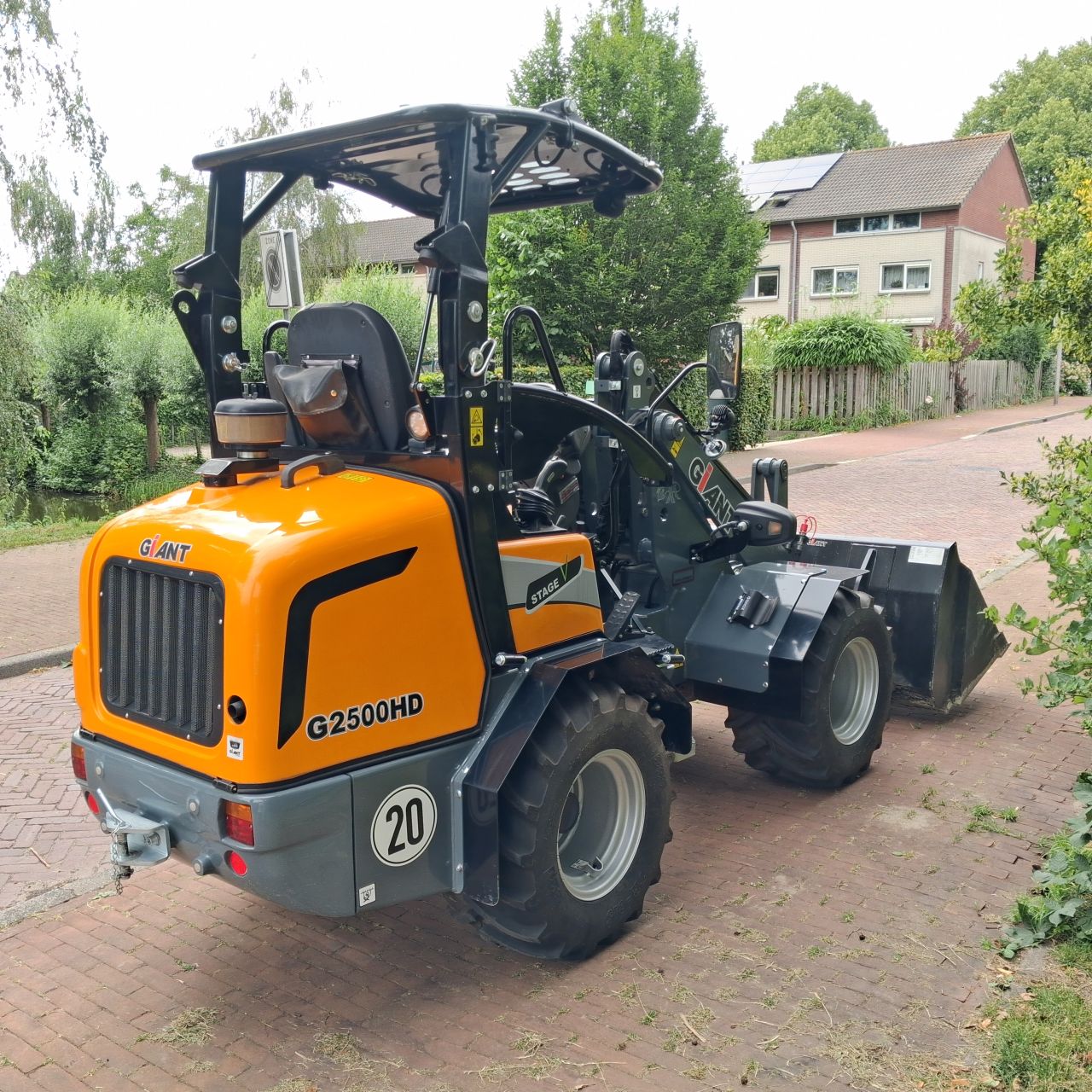 Giant G2500HD Minishovel.