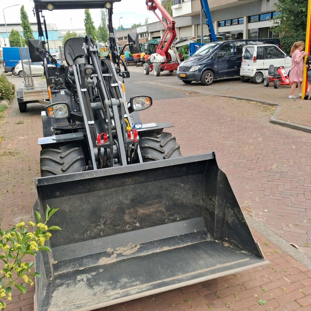 Giant G2500HD Minishovel.