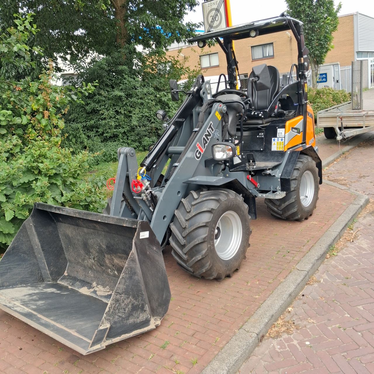 Giant G2500HD Minishovel.