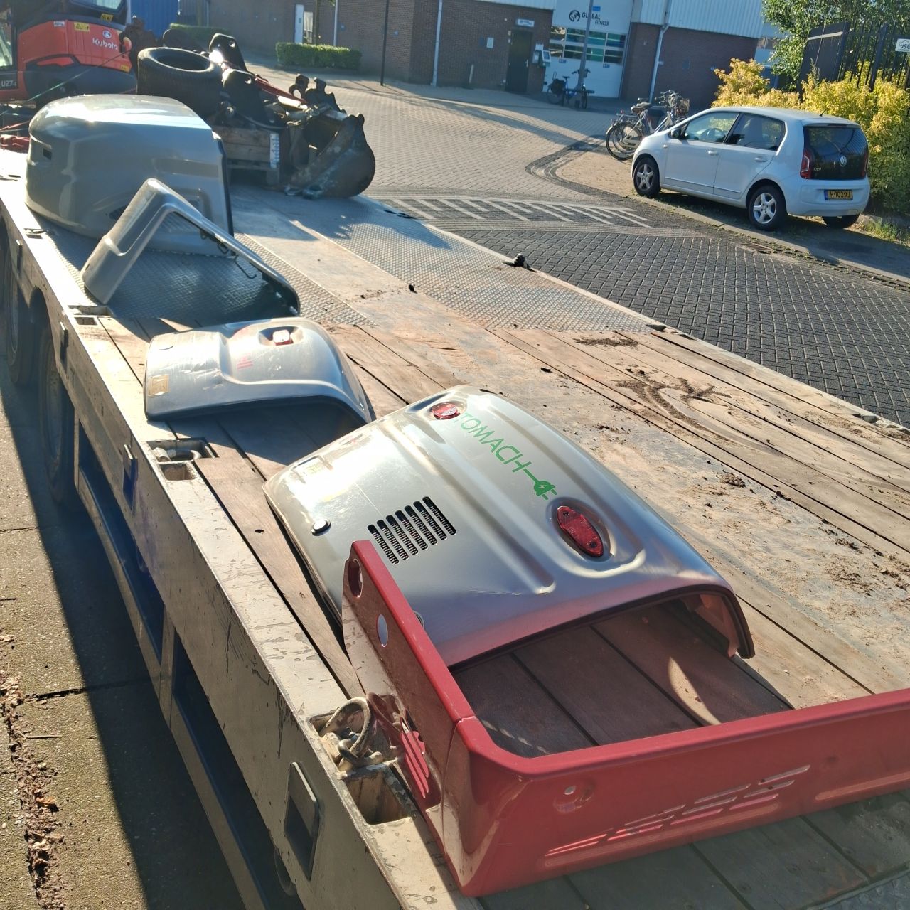 Diverse Motorkappen Takeuchi en Zijschild.