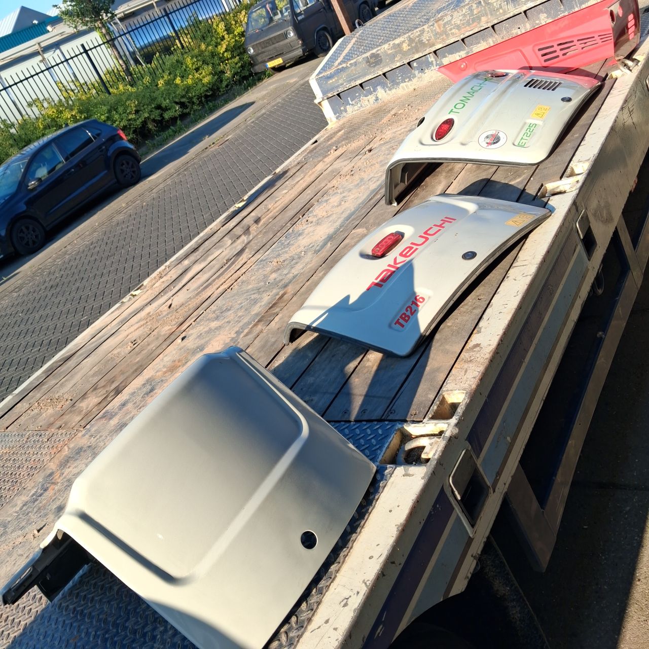 Diverse Motorkappen Takeuchi en Zijschild.