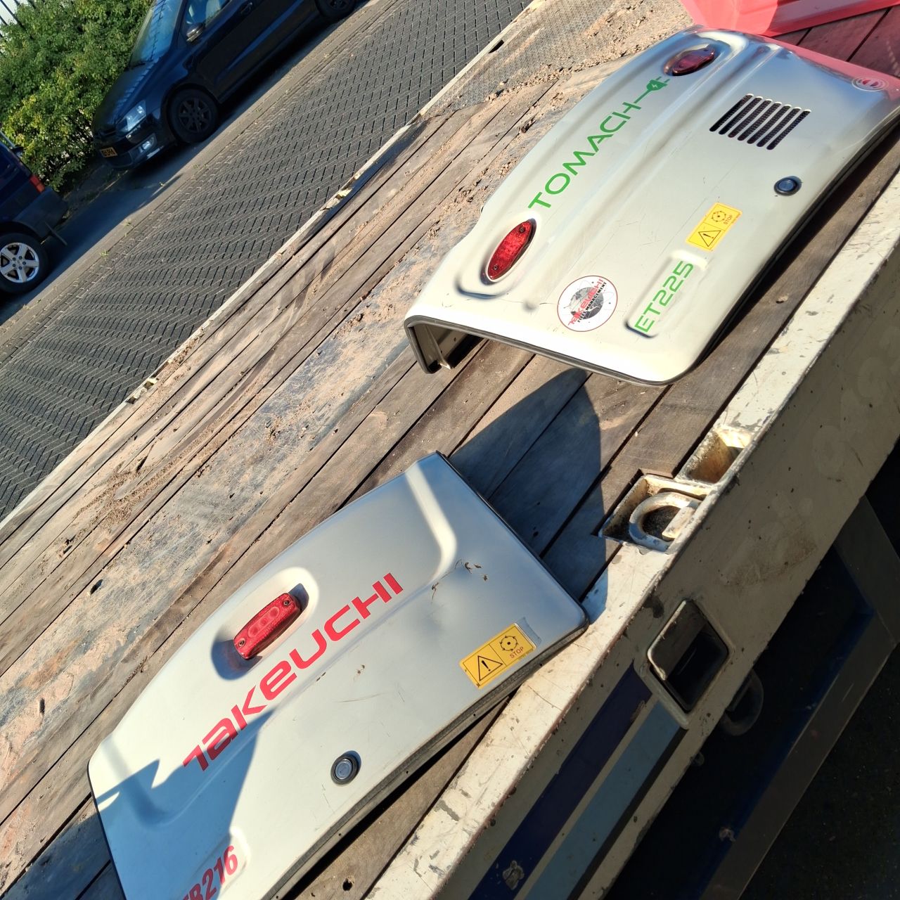 Diverse Motorkappen Takeuchi en Zijschild.