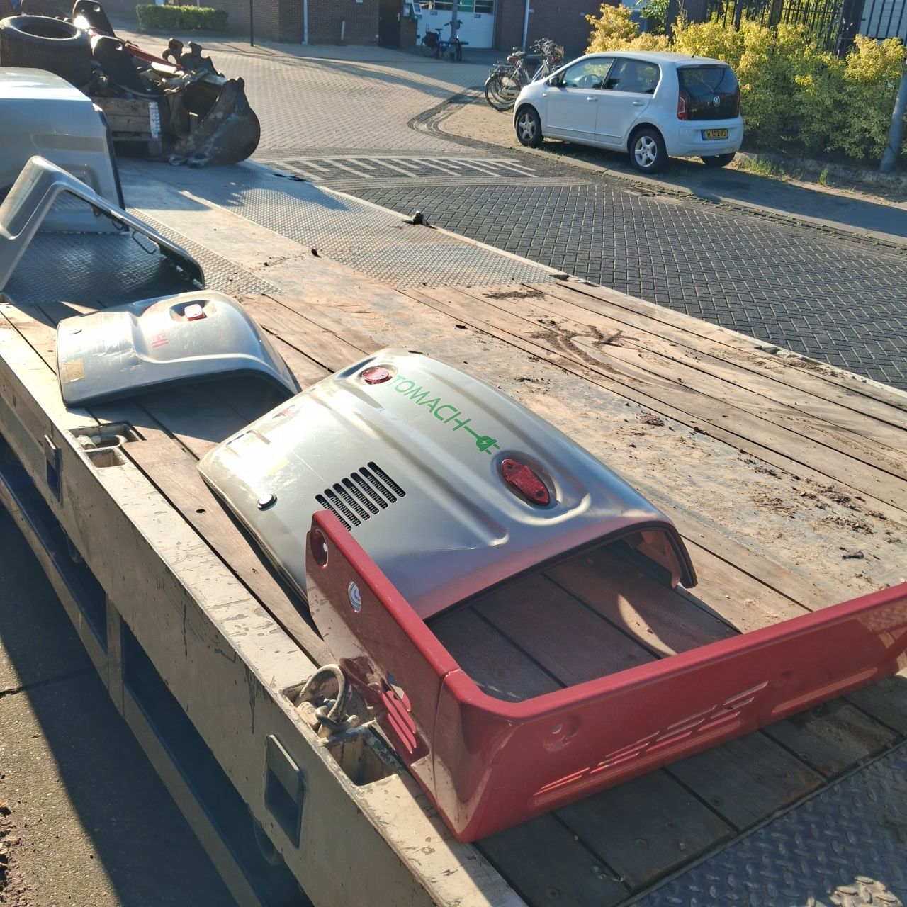 Diverse Motorkappen Takeuchi en Zijschild.