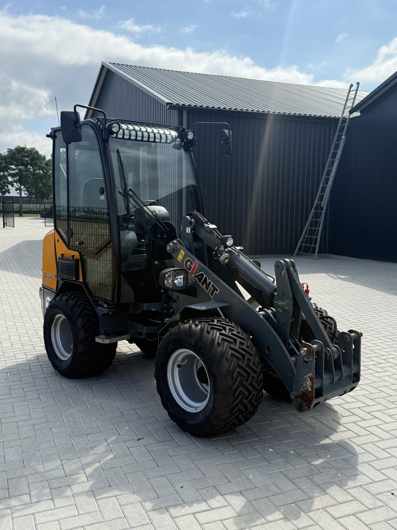 Giant g2500 extra HD mini shovel