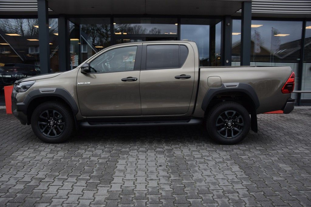 Toyota Hilux 2.8 D-4D DUBBEL CABIN 48V HYBRIDE INVINCIBLE A/T 4WD 2 ZITS VAN