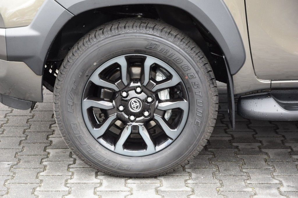 Toyota Hilux 2.8 D-4D DUBBEL CABIN 48V HYBRIDE INVINCIBLE A/T 4WD 2 ZITS VAN