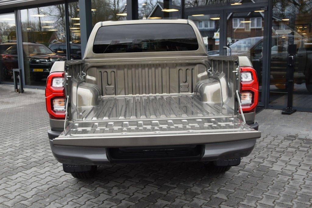 Toyota Hilux 2.8 D-4D DUBBEL CABIN 48V HYBRIDE INVINCIBLE A/T 4WD 2 ZITS VAN