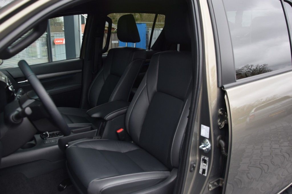 Toyota Hilux 2.8 D-4D DUBBEL CABIN 48V HYBRIDE INVINCIBLE A/T 4WD 2 ZITS VAN