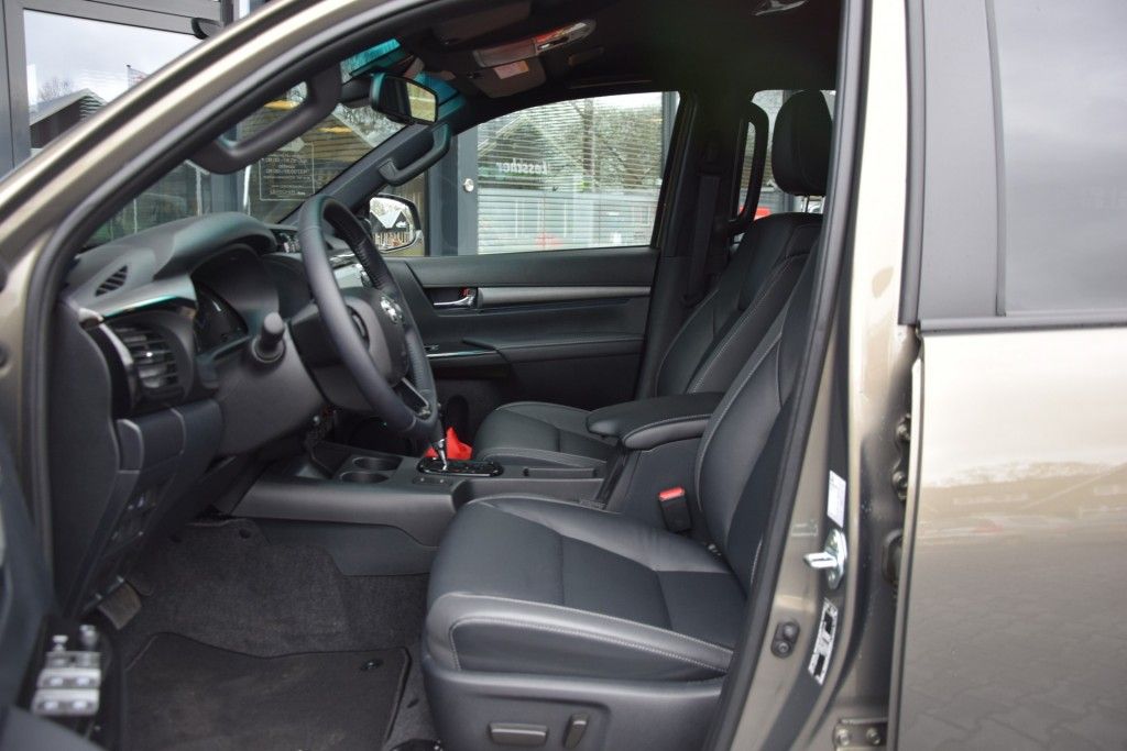 Toyota Hilux 2.8 D-4D DUBBEL CABIN 48V HYBRIDE INVINCIBLE A/T 4WD 2 ZITS VAN